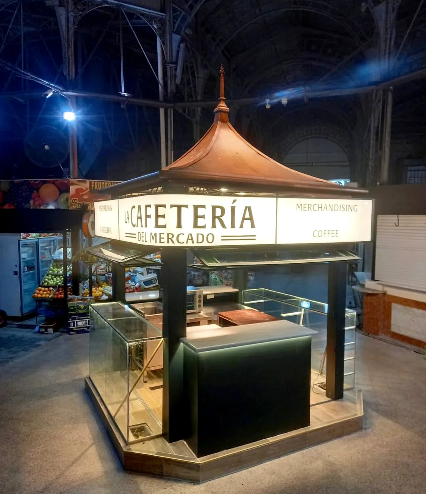 La Cafetería — local iluminado de noche
