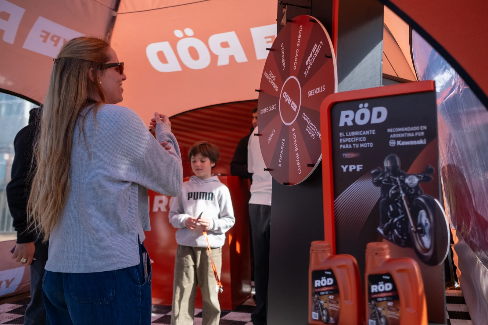 YPF RÖD — Interior activación con rueda de premios
