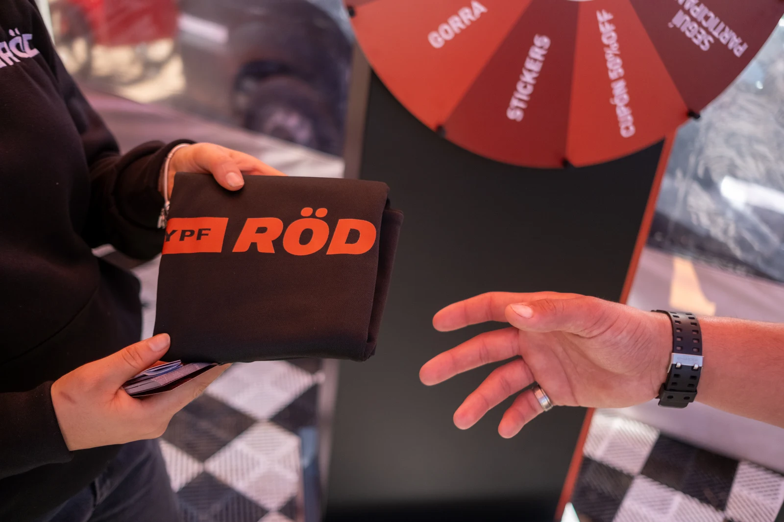 YPF RÖD — Entrega de merchandise